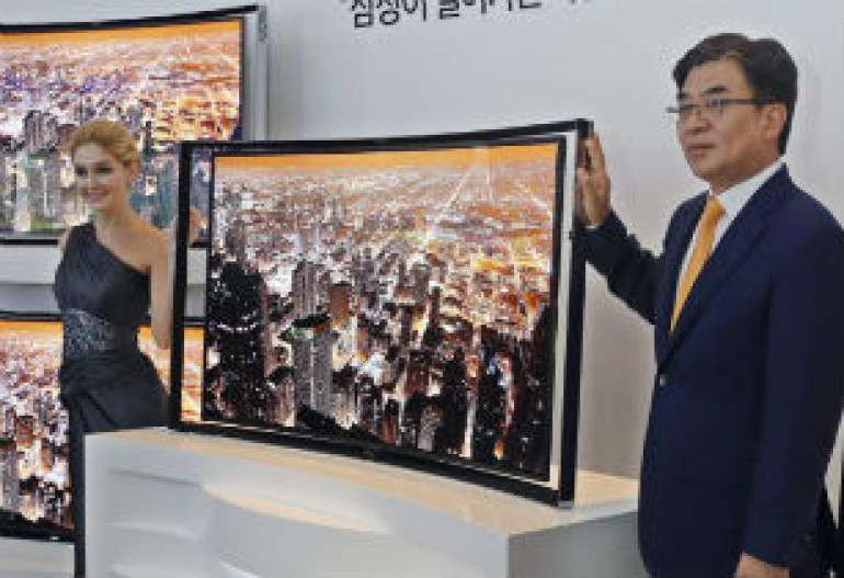 Samsung launches a TV with curved screen to improve viewing quality