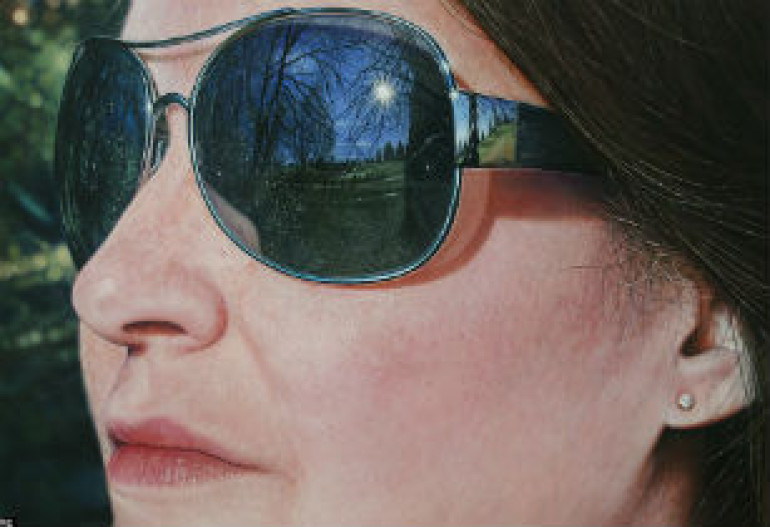 British artist creates hyper-realistic paintings of famous landmarks reflected in the lenses of tourists\' sunglasses