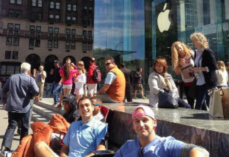 Նյու Յորքում գոյացել է նոր iPhone-ի համար առաջին հերթը (լուսանկարներ)