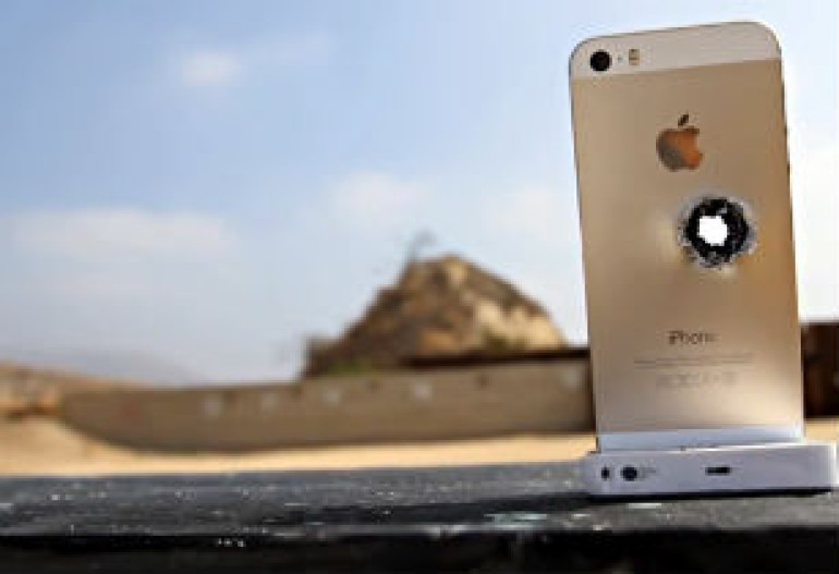 Փորձություններ բետոնի վրա և ջրում. iPhone 5s-ը դադարում է աշխատել միայն հրազենային հարվածից հետո (տեսանյութ)
