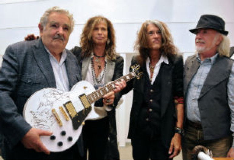 Группа Aerosmith подарила президенту Уругвая гитару