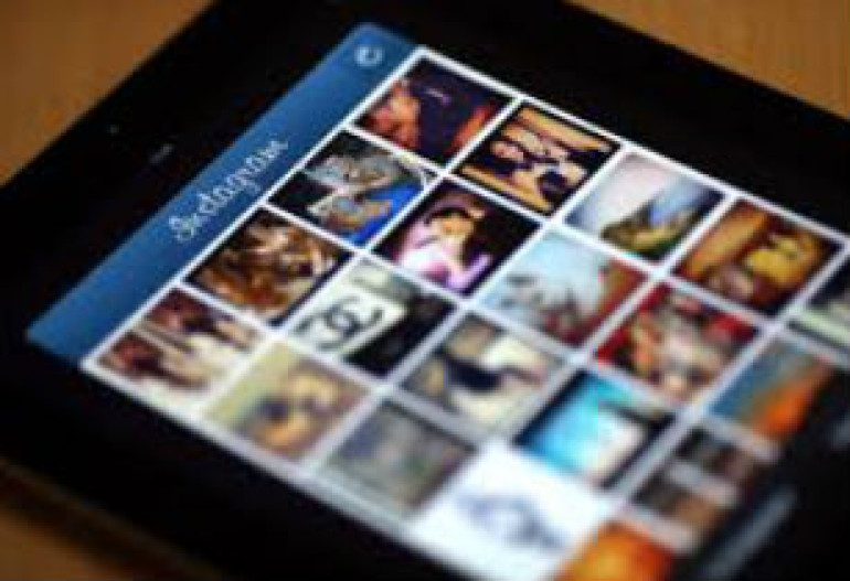 Instagram displays ads