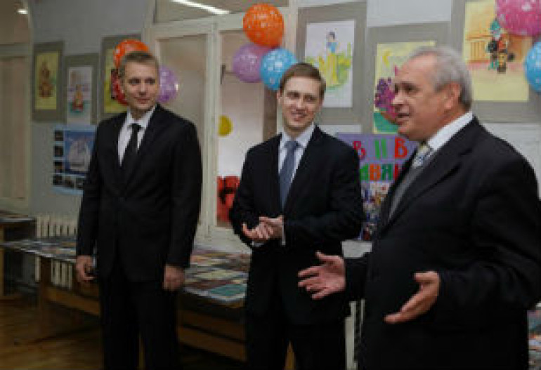 Посольство России и Россотрудничество в Армении передали в дар школе «Славянская» комплект литературы