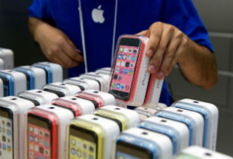 Apple reported developing curved iPhone screens, new sensors