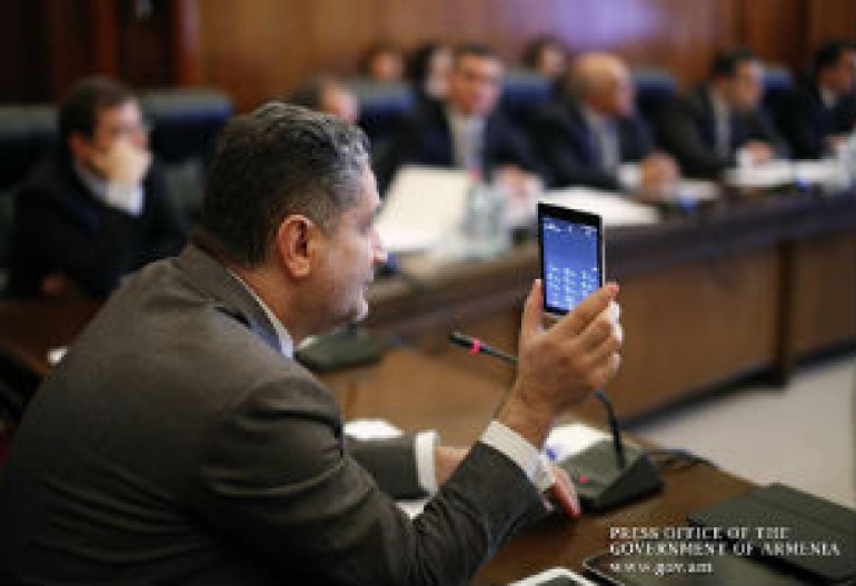 Armenia’s premier presents Armtab, Armphone