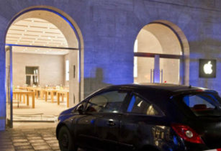 В Берлине воры въехали в магазин Apple на угнанной машине