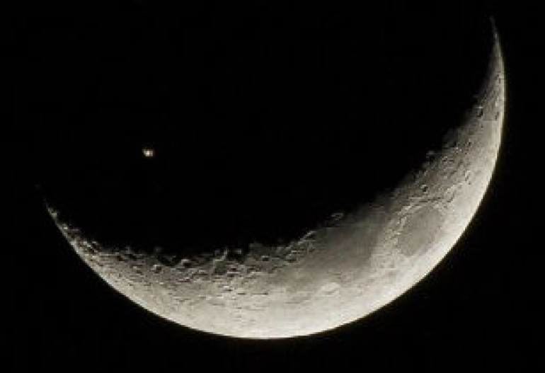 Space station crosses crescent moon in amazing photo