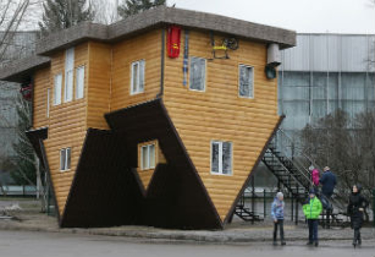 Интерактивный аттракцион «Дом-перевертыш» появился теперь и в Москве (фото)