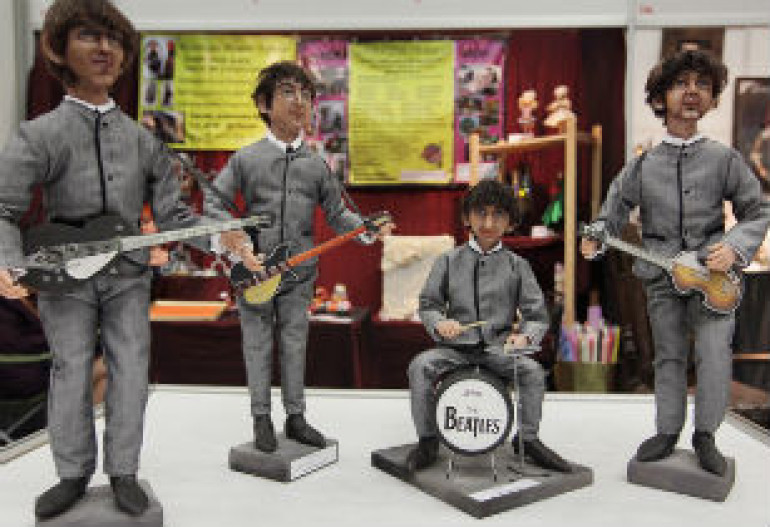 Две куртки участников The Beatles из фильма 1965 года выставлены на аукцион в Ливерпуле