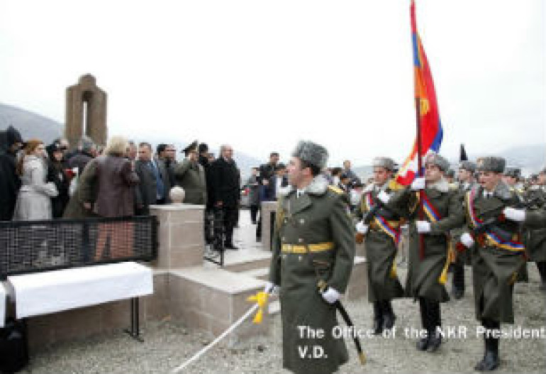 Бако Саакян принял участие в торжественной церемонии открытия памятника погибшим воинам-освободителям в селе Варанда 