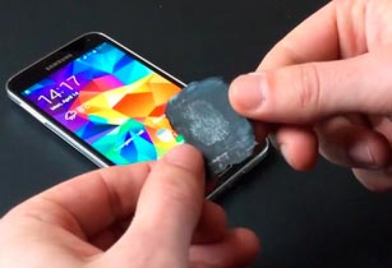 Galaxy S5 fingerprint scanner hacked with glue mould