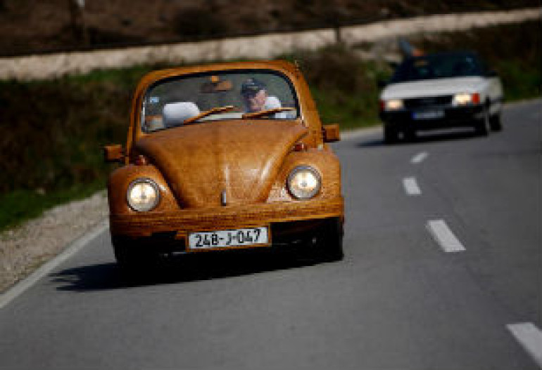 Volkswagen Beetle մեքենայի սիրահարն այն ամբողջությամբ փայտով է պատել (լուսանկարներ)