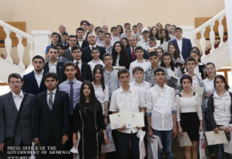 Վարչապետը շնորհավորել է 2013-2014 թթ. ուսումնական տարվա հանրապետական օլիմպիադայի հաղթողներին (լուսանկարներ)