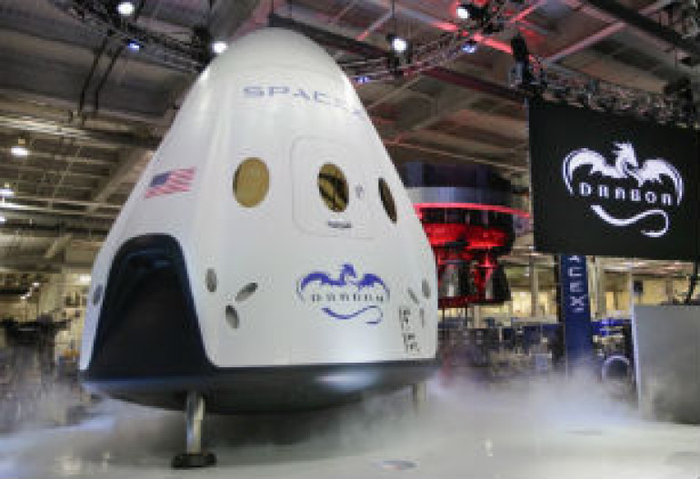 В Калифорнии представили космическое «такси» Dragon V2 