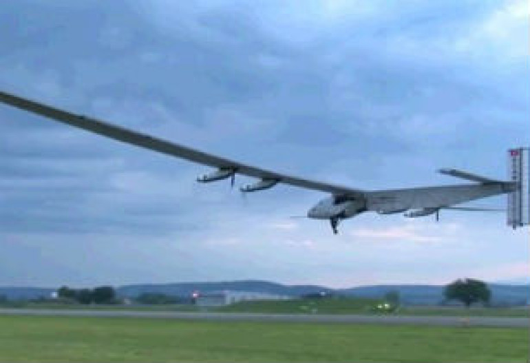 Solar plane makes inaugural flight