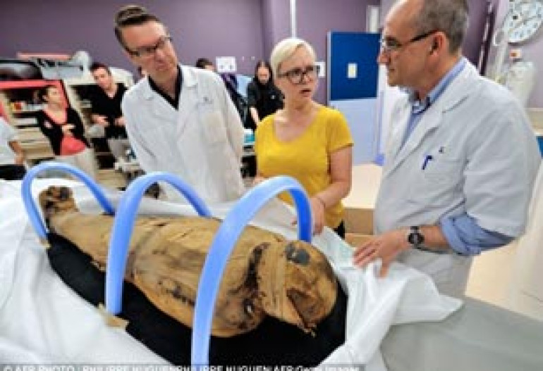 Looking under bandages: Experts use CT scans to study remains of Egyptian mummy discovered in ancient city of Thebes