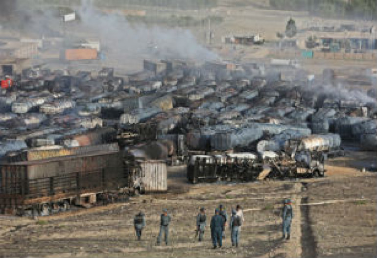 Под Кабулом подожжены 400 бензовозов