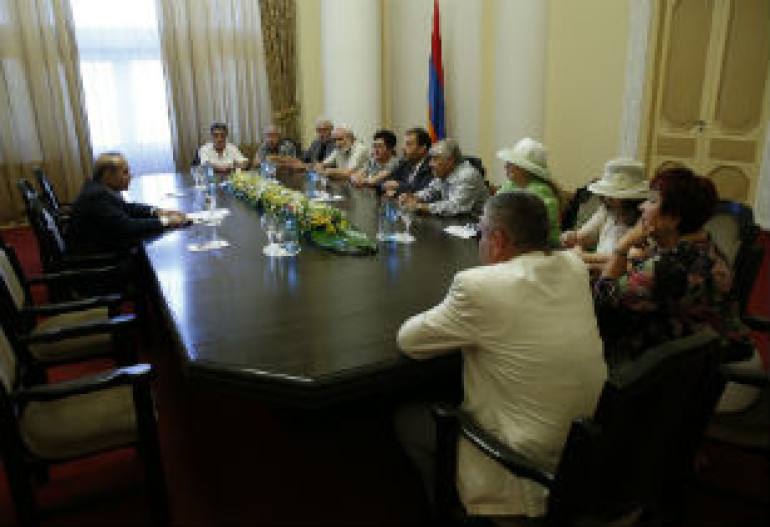 ՀՀ վարչապետն ընդունել է ասմունքի հանրապետական մանկապատանեկան մրցույթ-փառատոնի ժյուրիի անդամներին