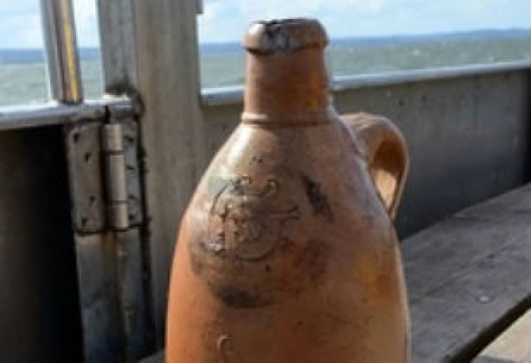 В Польше обнаружили запечатанную бутылку 200-летнего алкоголя