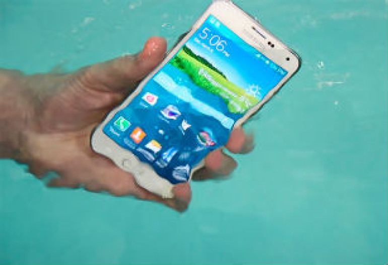 Samsung Galaxy S5-ը նույնպես միացել է «սառը ցնցուղ» ֆլեշմոբին և «մարտահրավեր» նետել iPhone-ին, HTC-ին և Nokia-ին (տեսանյութ)