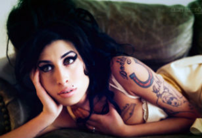Amy Winehouse-ի արձանը տեղադրվել է Լոնդոնում (լուսանկարներ)