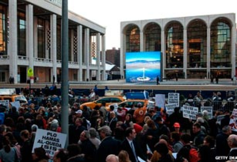 Klinghoffer opera attracts hundreds of protestors