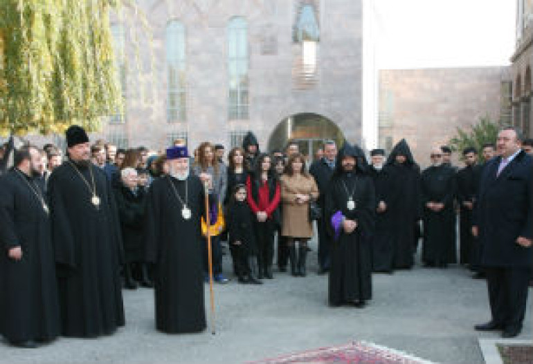 Մայր Աթոռում տեղի է ունեցել Գևորգյան հոգևոր ճեմարանի 140-ամյակին նվիրված հուշակոթողի բացումը