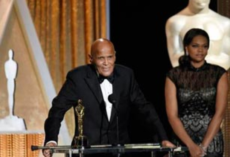 Oscar in hand, Harry Belafonte exhorts Hollywood on human rights