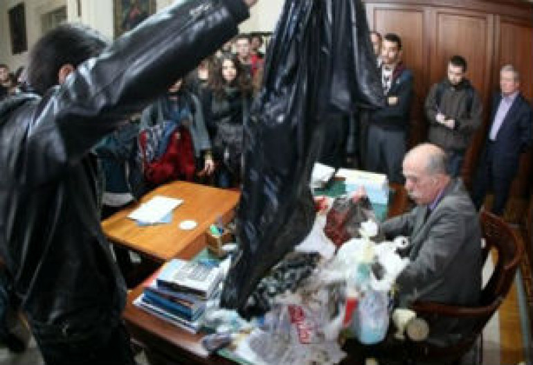 Հույն ուսանողներն աղբի տոպրակն ի նշան բողոքի դատարկել են փոխռեկտորի գրասեղանին (տեսանյութ)
