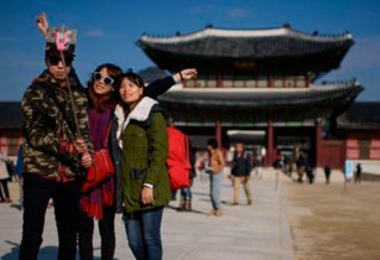 Selfie-stick sellers face fines in South Korea