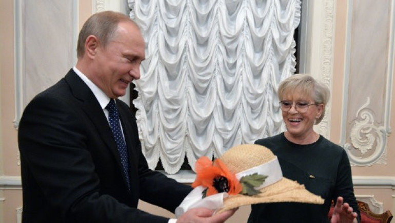 Путин подарил Фрейндлих цветы и соломенную шляпу