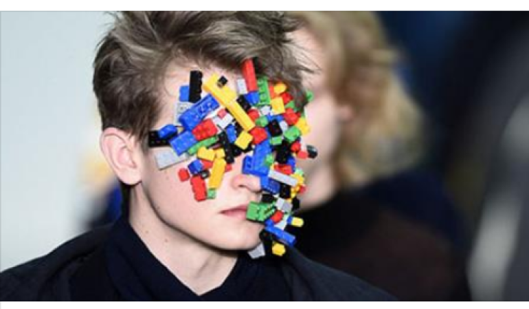 В Лондоне на показе дизайнеры закрыли лица моделей деталями из Lego