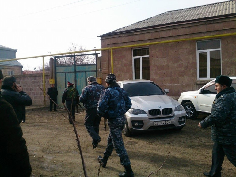 В убийстве в Гюмри подозревается российский военнослужащий, на месте преступления обнаружены его обувь и автомат – Следственный комитет РА