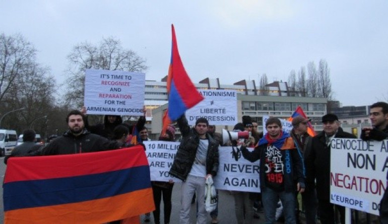 Լարված իրավիճակ` ՄԻԵԴ-ի դիմաց. մեկնարկում է «Փերինչեքն ընդդեմ Շվեյցարիայի» գործի լսումը. pastinfo.am (լուսանկարներ) Լարված իրավիճակ` ՄԻԵԴ-ի դիմաց. մեկնարկում է «Փերինչեքն ընդդեմ Շվեյցարիայի» գործի լսումը. pastinfo.am (լուսանկարներ)