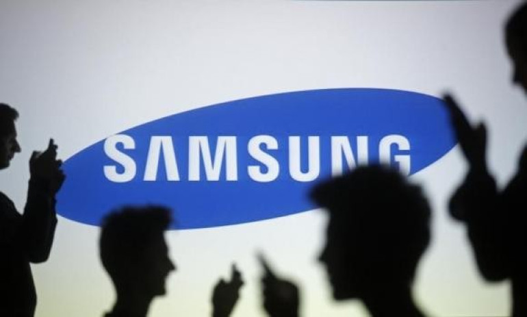 Samsung unveils new Galaxy phones to battle Apple