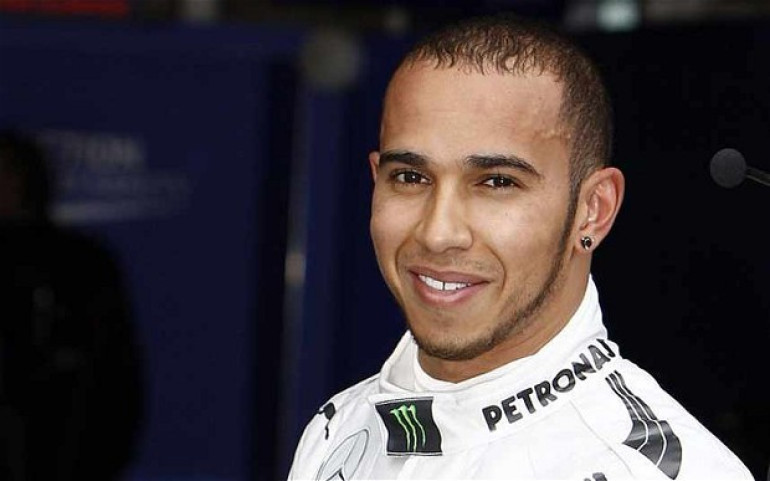 Lewis Hamilton wins with ease in Australia as only 11 cars finish