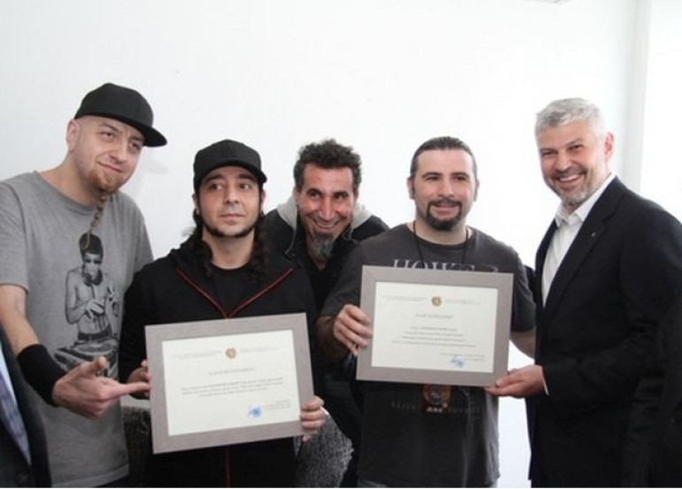 System of a Down выступила концертом в Лионе с посвященным 100-¬летию Геноцида армян