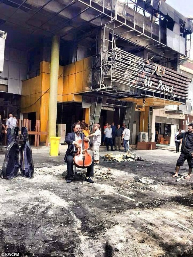Արվեստն ընդդեմ չարիքի. իրաքցին թավջութակ է նվագել 20 մարդու կյանք խլած ահաբեկչության վայրում (լուսանկարներ, տեսանյութ)