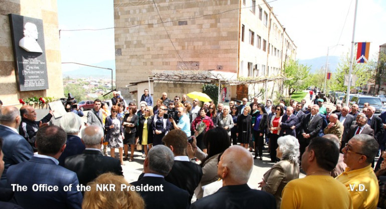 Բակո Սահակյանը մասնակցել է արցախցի բանաստեղծ Հրաչյա Բեգլարյանի խորաքանդակի բացման արարողությանը