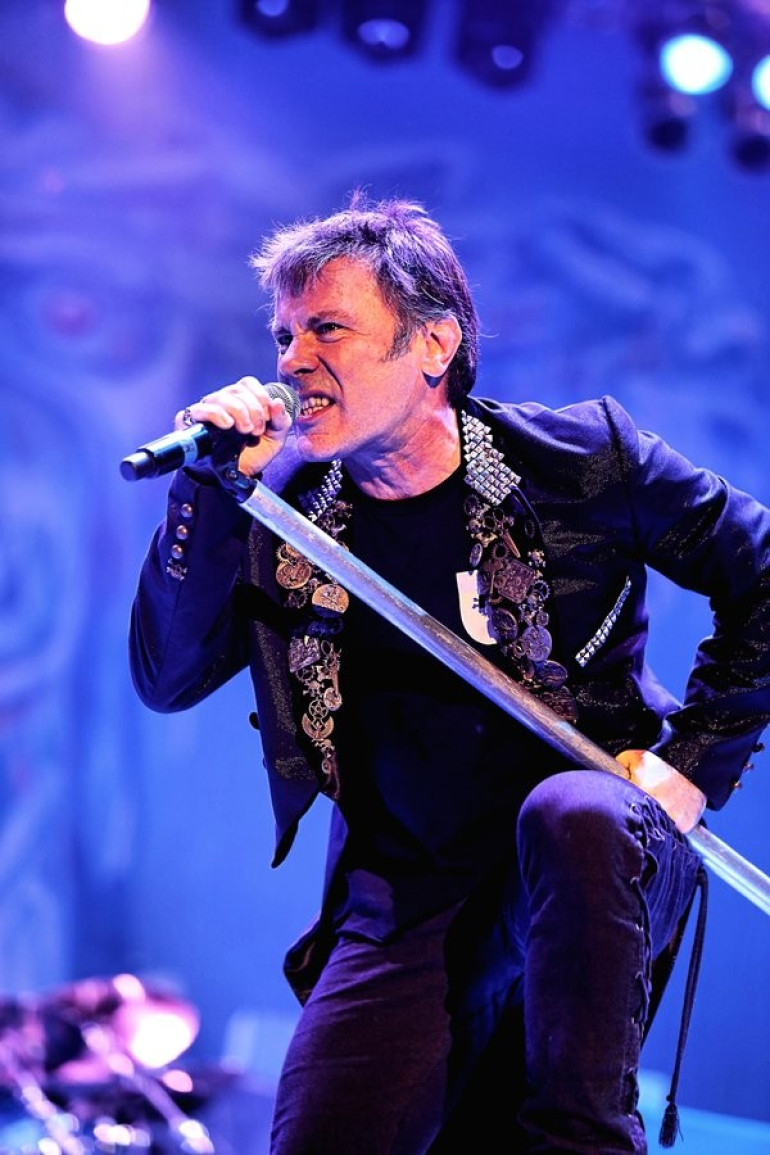 Солист Iron Maiden Брюс Дикинсон излечился от рака