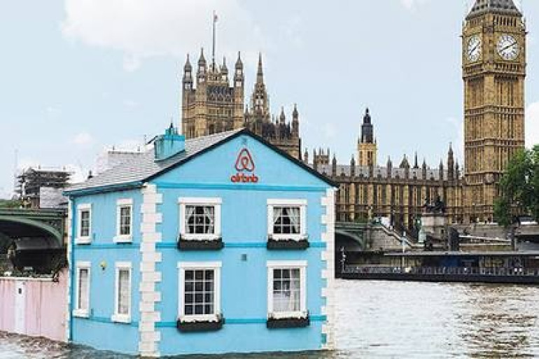 Airbnb запустил по Темзе плавучий дом