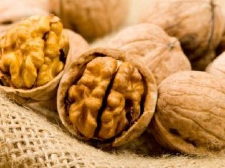 Handful of walnuts a day could keep cancer away, study finds