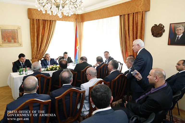 Armenian premier meets with Armenian community in Czech Republic