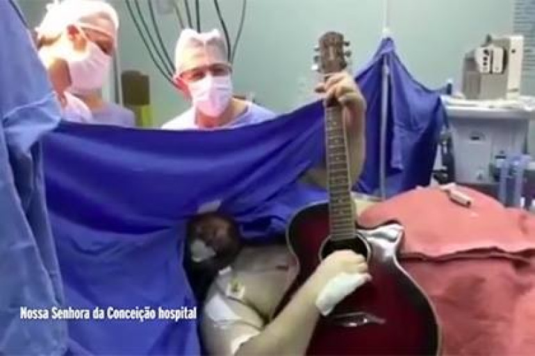 Բրազիլացին նվագել և երգել է The Beatles-ի երգը գլխուղեղի վիրահատության ժամանակ  (տեսանյութ)