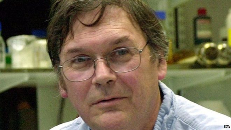 Sir Tim Hunt 'sorry' over 'trouble with girls' comments