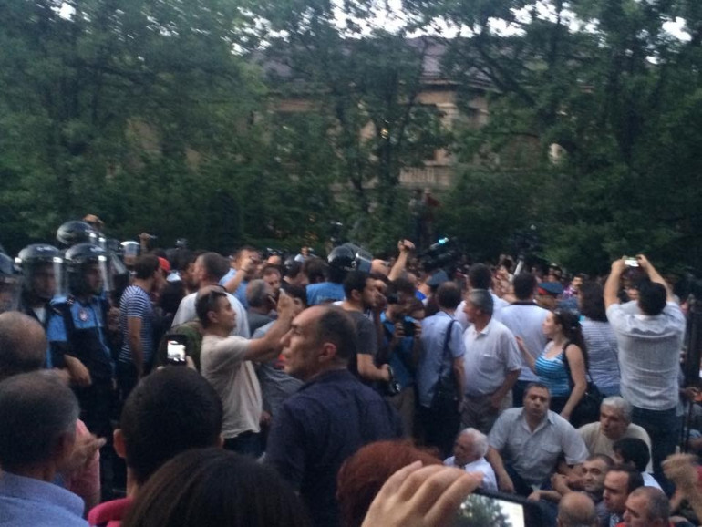 Серж Саргсян готов принять участников акции протеста - замначальника Полиции РА