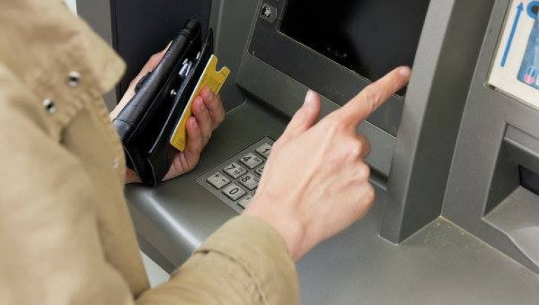 Греческие депутаты опустошили банкоматы в парламенте - СМИ