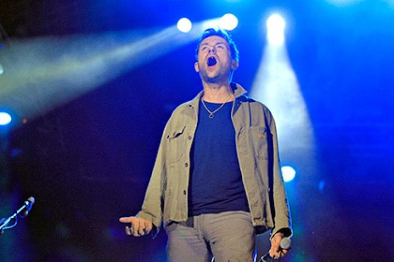 Blur-ի վոկալիստին հեռացրել են բեմից՝ համերգն ավարտելուց հրաժարվելու համար (տեսանյութ)