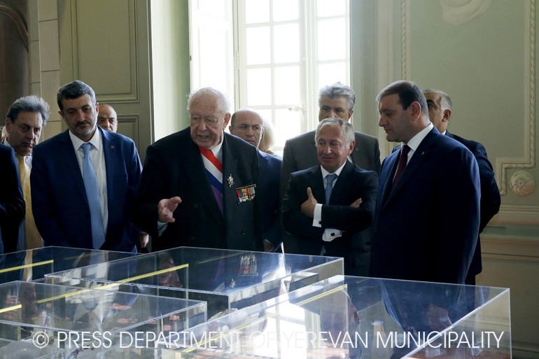 Yerevan mayor visits Marseille china museum