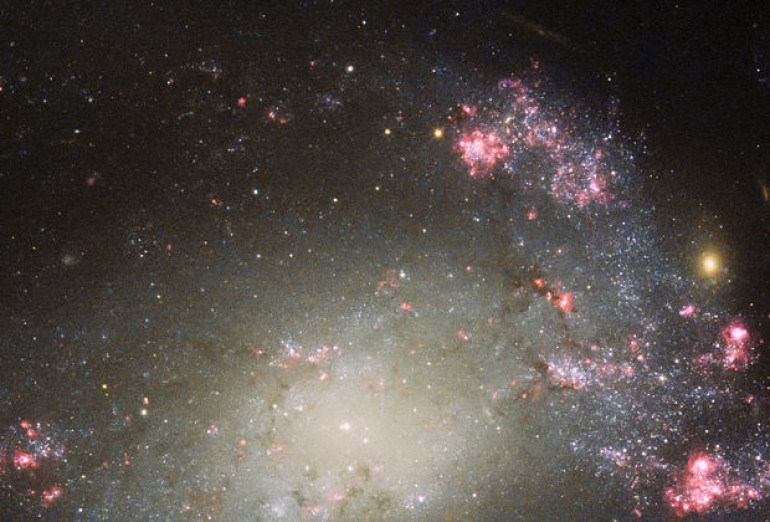 NASA показало фото разрушенной галактики с перемычкой